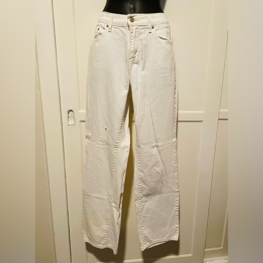 Men Levi’s White Jeans! 🤍